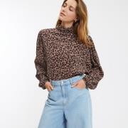 Blusa de cuello alto, estampado animal